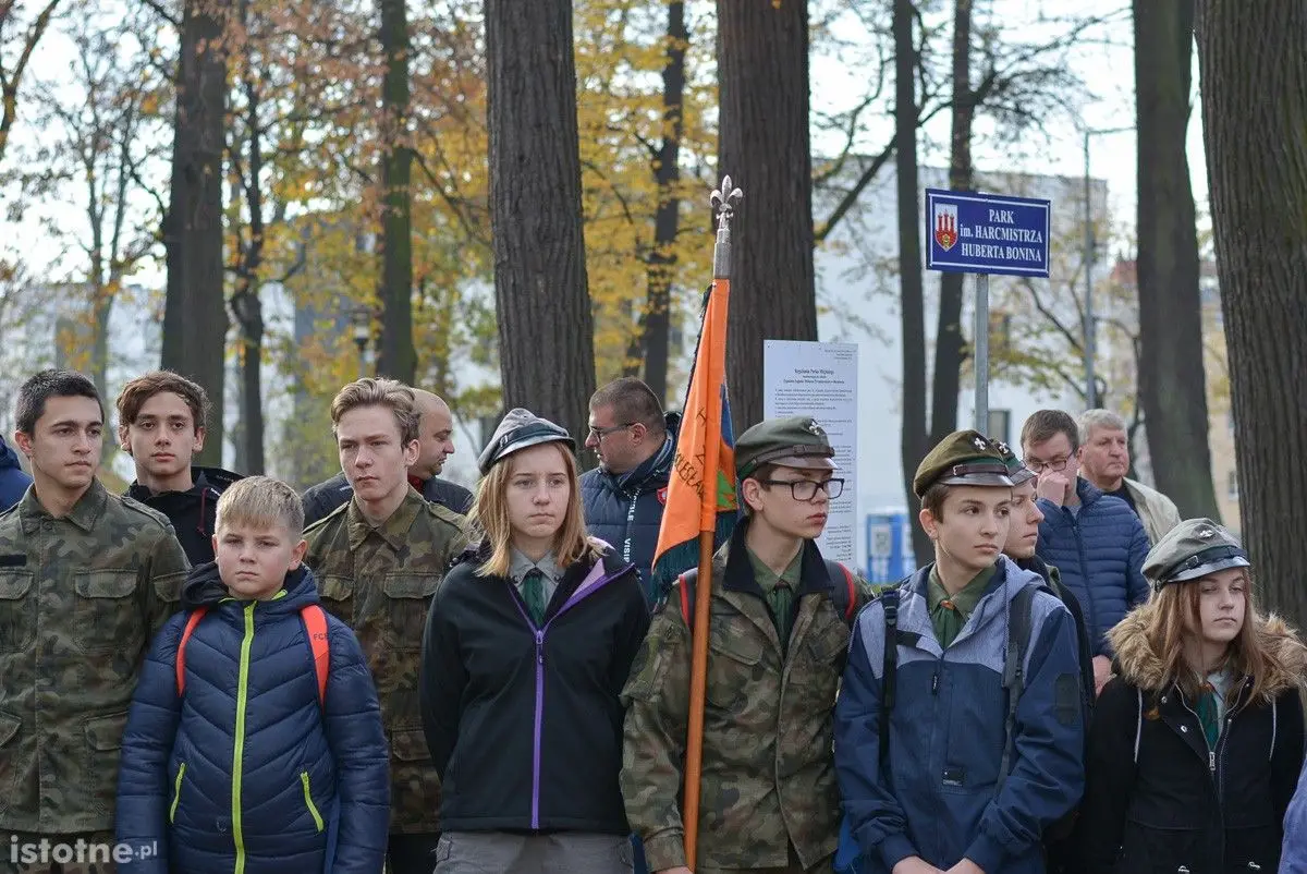 Tzw. park Waryńskiego w Bolesławcu wreszcie nosi właściwe imię – hm. Huberta Bonina