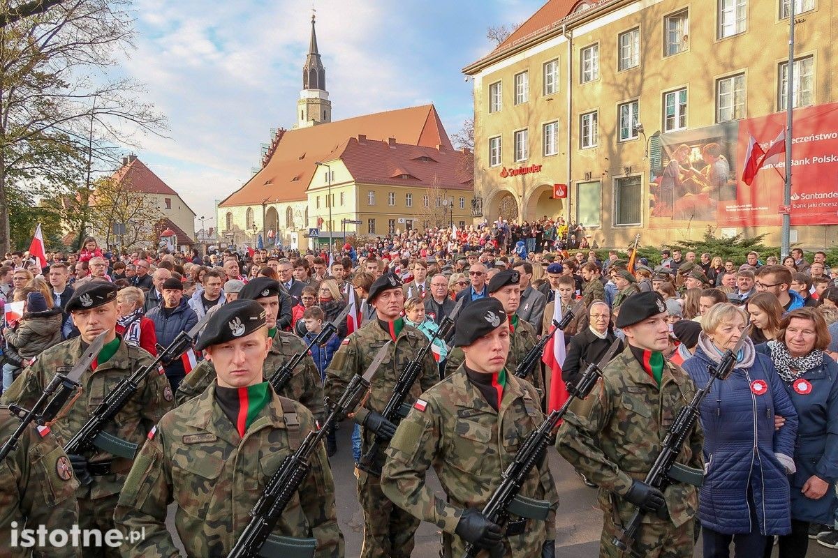 Uroczystość odsłonięcia pomnika 100-lecia Odzyskania Niepodległości