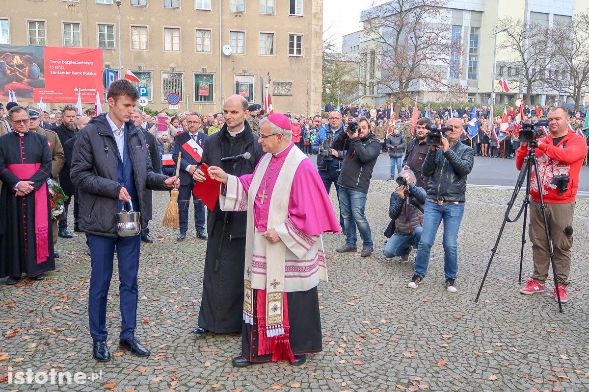 Uroczystość odsłonięcia pomnika 100-lecia Odzyskania Niepodległości