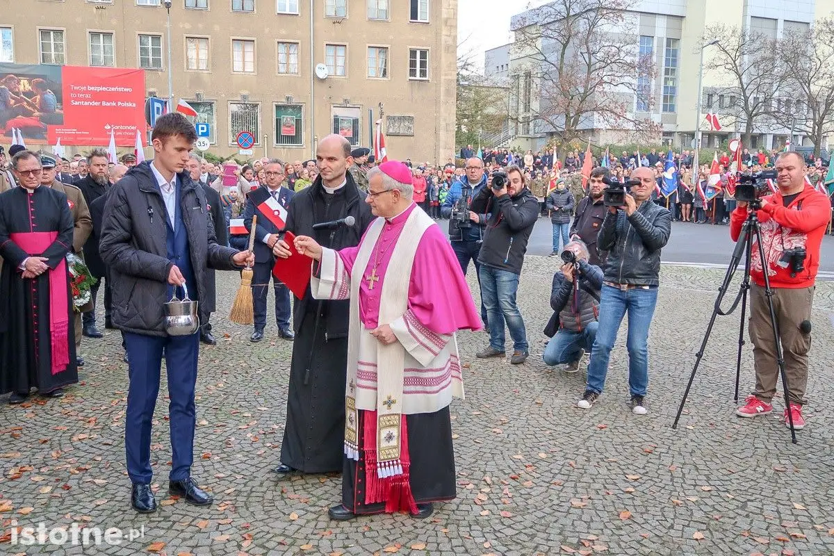 Uroczystość odsłonięcia pomnika 100-lecia Odzyskania Niepodległości