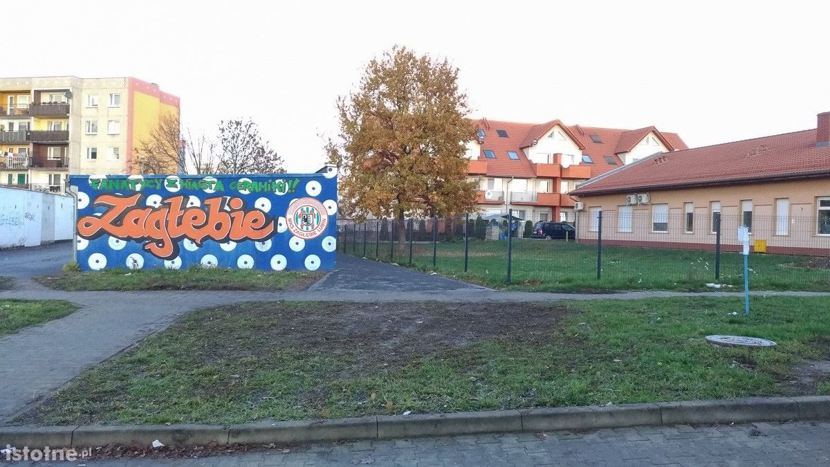 Bezpieczniejsza droga na zakupy. Jest chodnik przy garażach na Jezierskiego