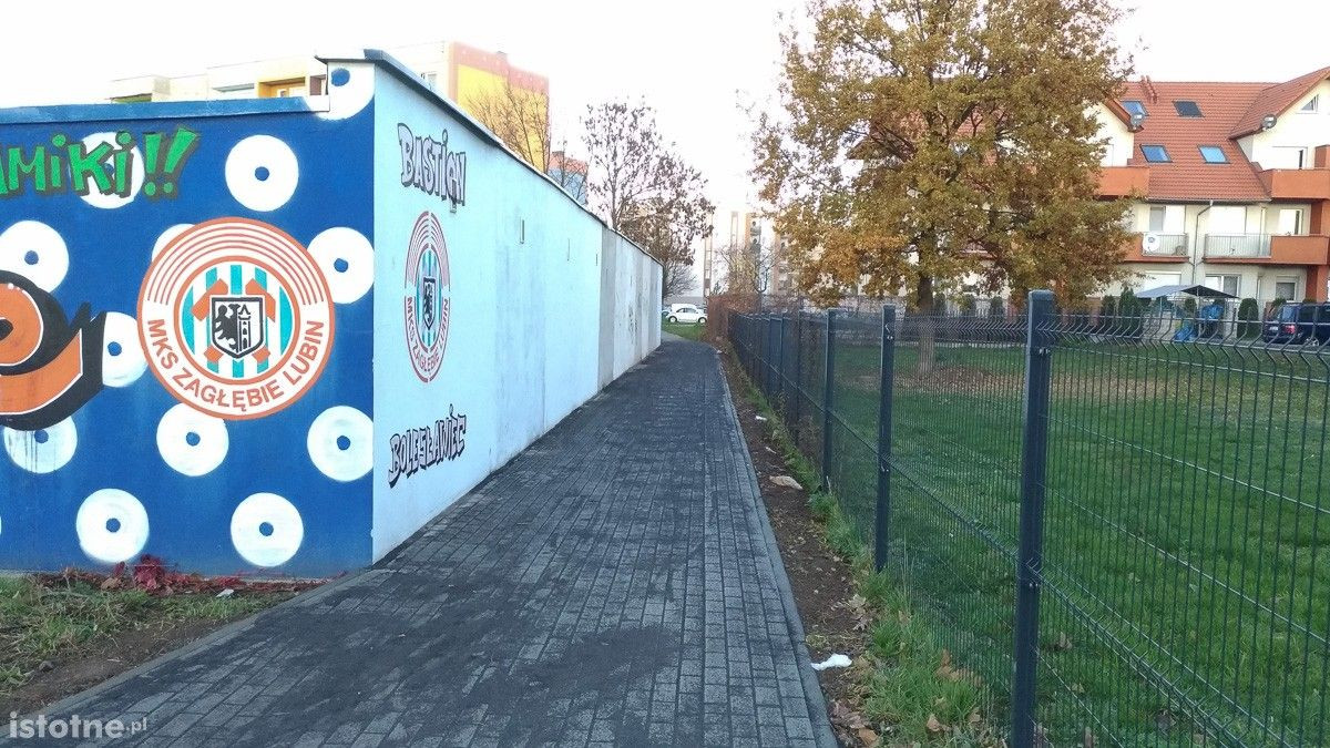 Bezpieczniejsza droga na zakupy. Jest chodnik przy garażach na Jezierskiego