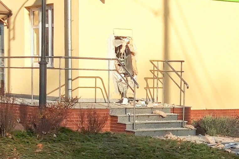 Wysadzili bankomat w Gromadce, trwa liczenie strat