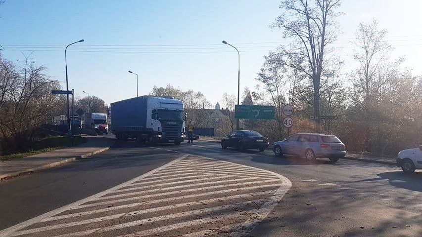 Korki i prace drogowe na moście w Bolesławcu