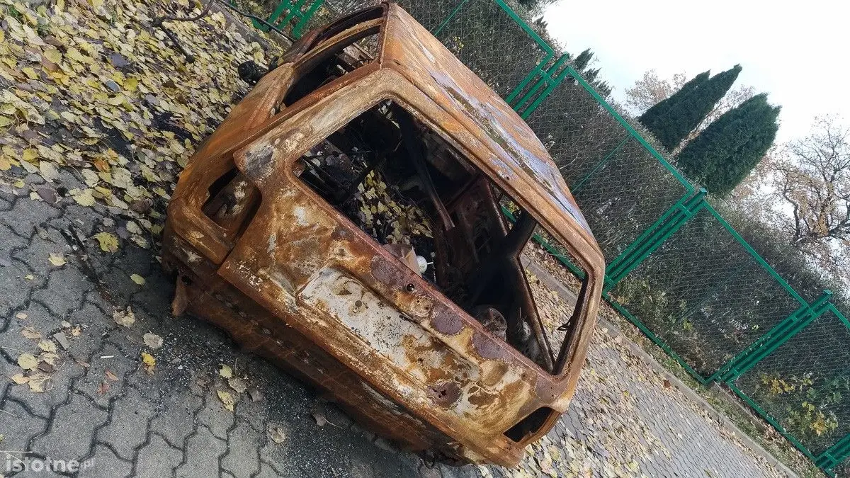 Spalony wrak straszy przy cmentarzu