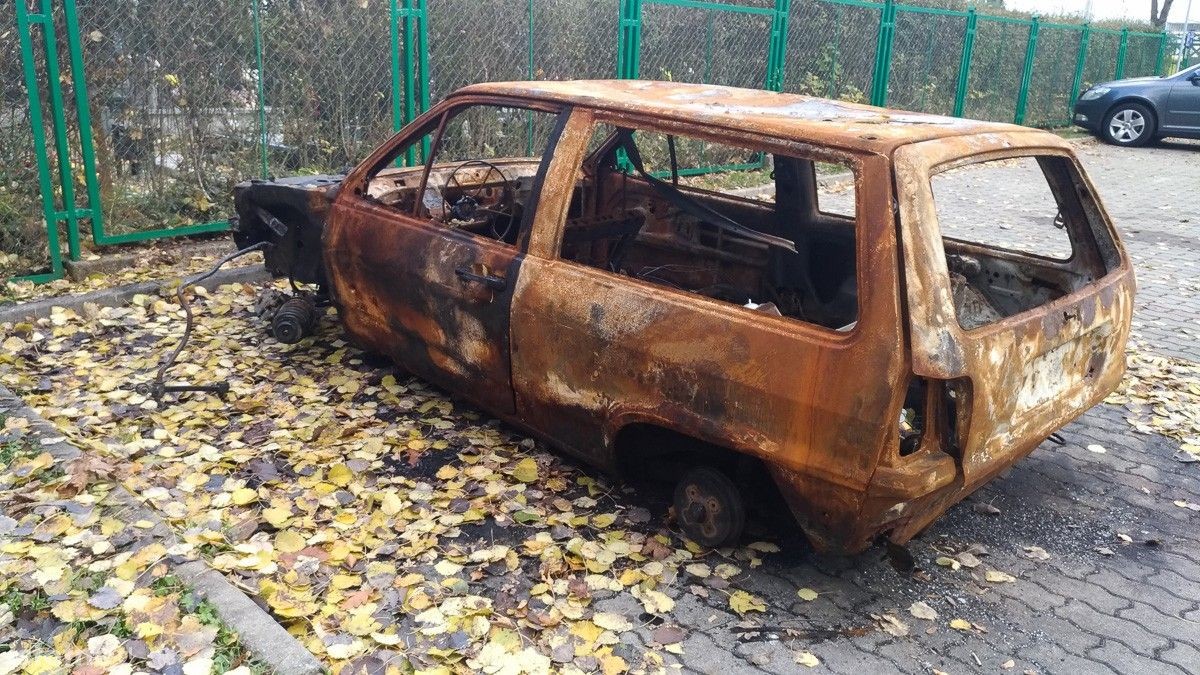 Spalony wrak straszy przy cmentarzu