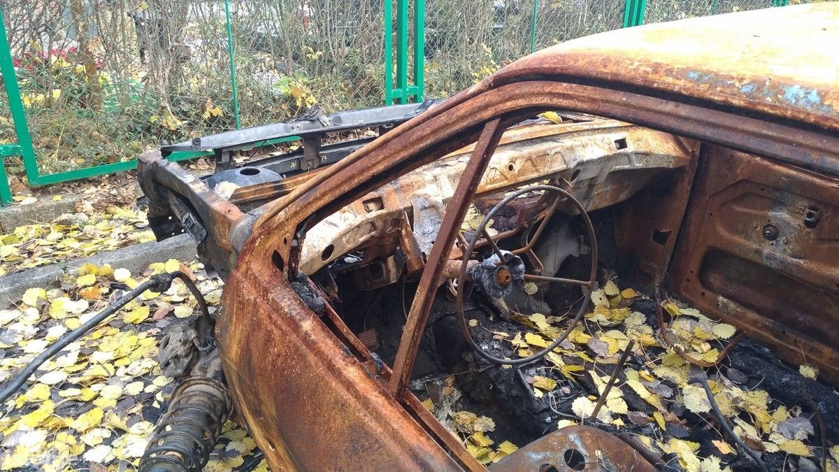 Spalony wrak straszy przy cmentarzu