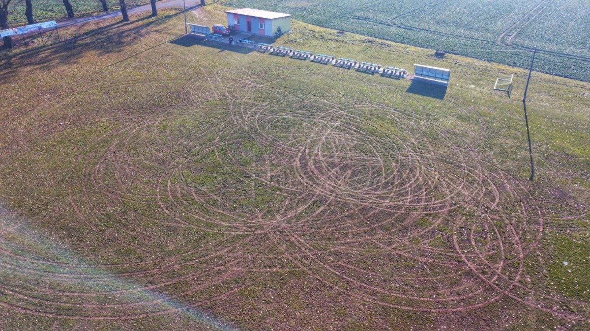 Kto zniszczył boisko w Czernej