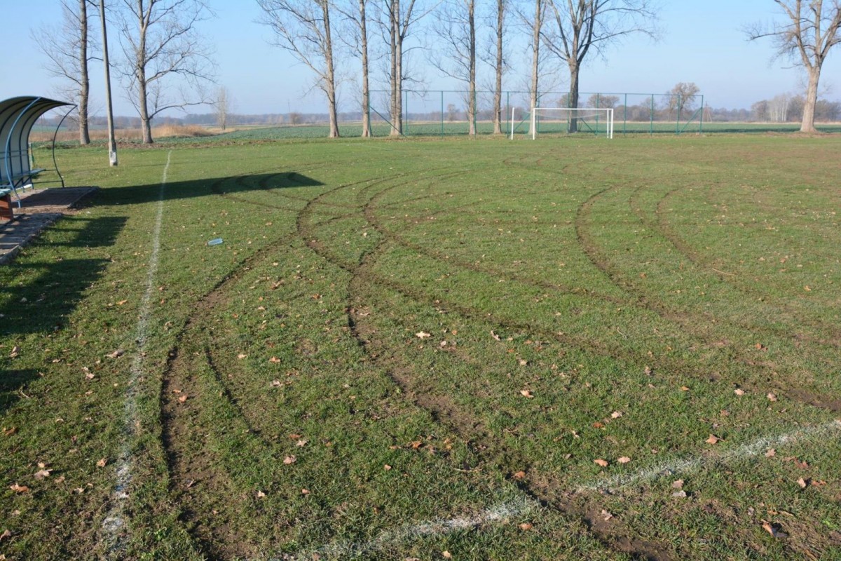Kto zniszczył boisko w Czernej