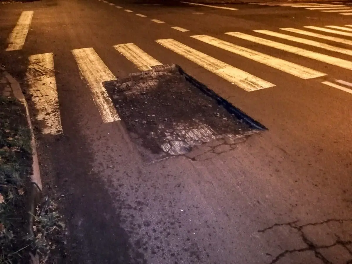 Dziury w jezdni na ul. Jeleniogórskiej