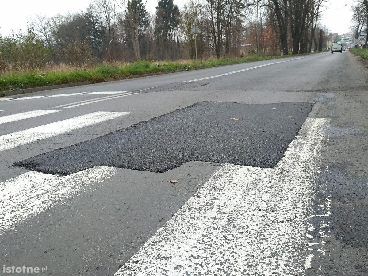 Dziury na ul. Jeleniogórskiej w Bolesławcu załatane