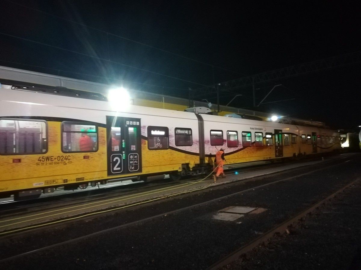 Wandal spryskał farbą rozpędzony pociąg. Jest nagroda za pomoc w złapaniu sprawcy!