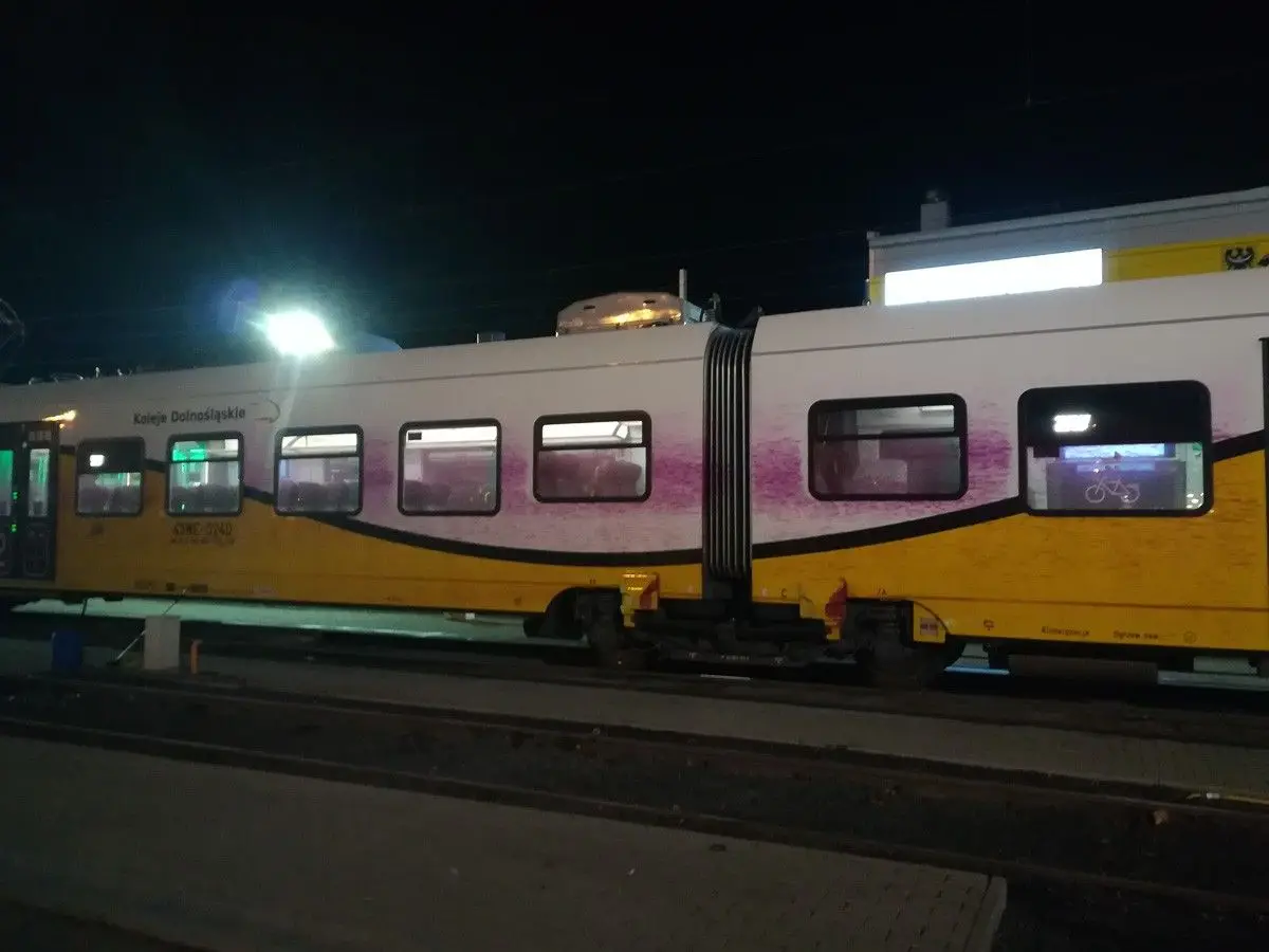 Wandal spryskał farbą rozpędzony pociąg. Jest nagroda za pomoc w złapaniu sprawcy!