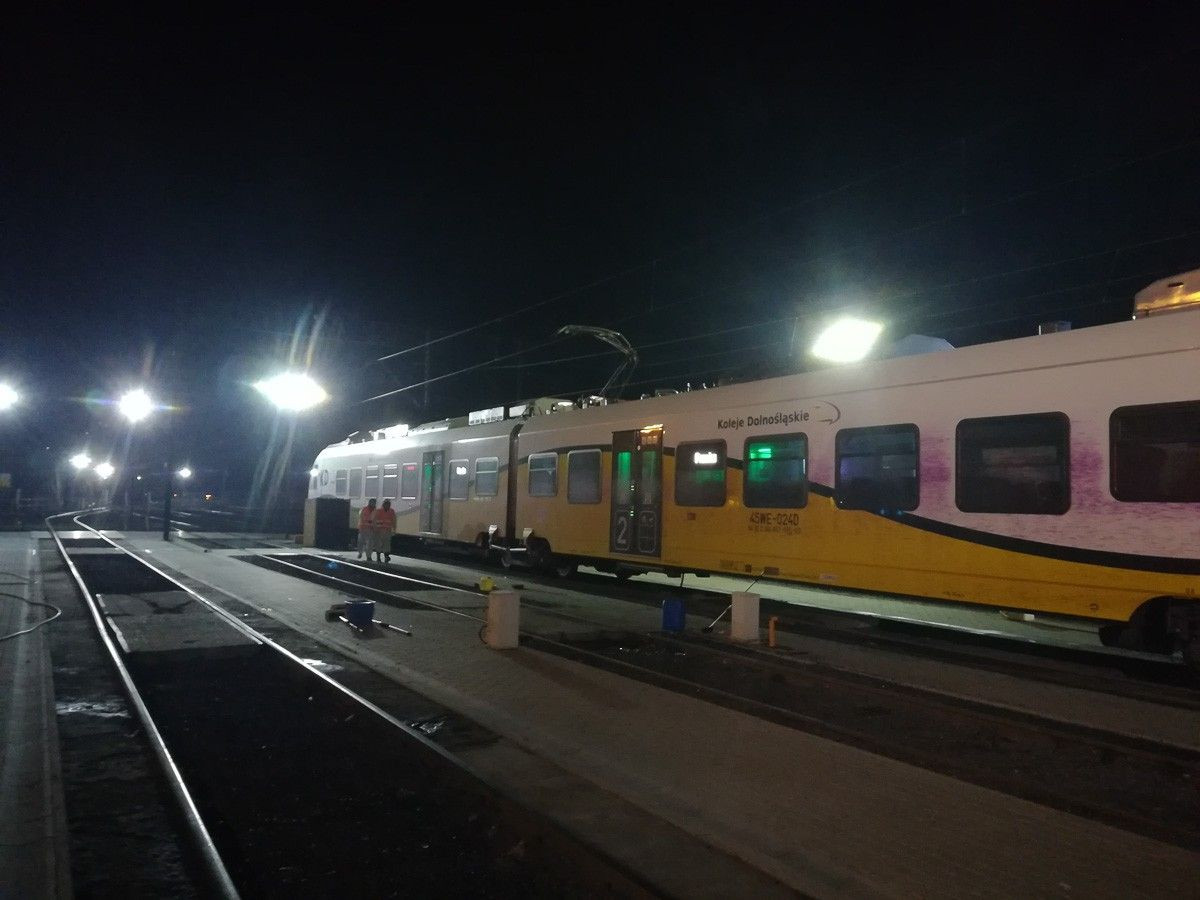 Wandal spryskał farbą rozpędzony pociąg. Jest nagroda za pomoc w złapaniu sprawcy!