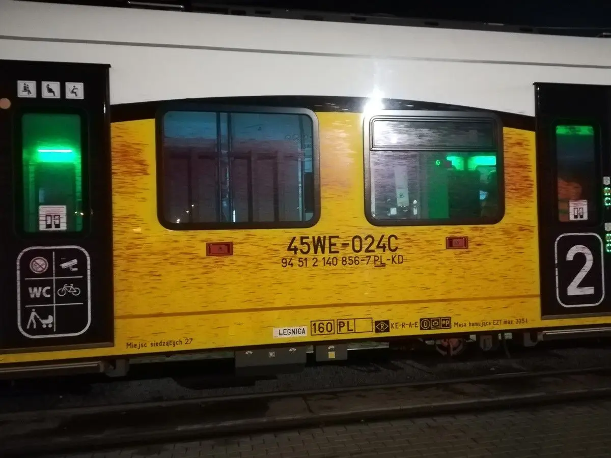 Wandal spryskał farbą rozpędzony pociąg. Jest nagroda za pomoc w złapaniu sprawcy!