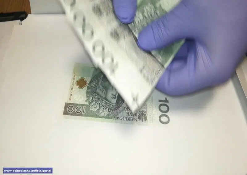 Oszuści zapłacili fałszywym banknotem i szantażowali drukarza
