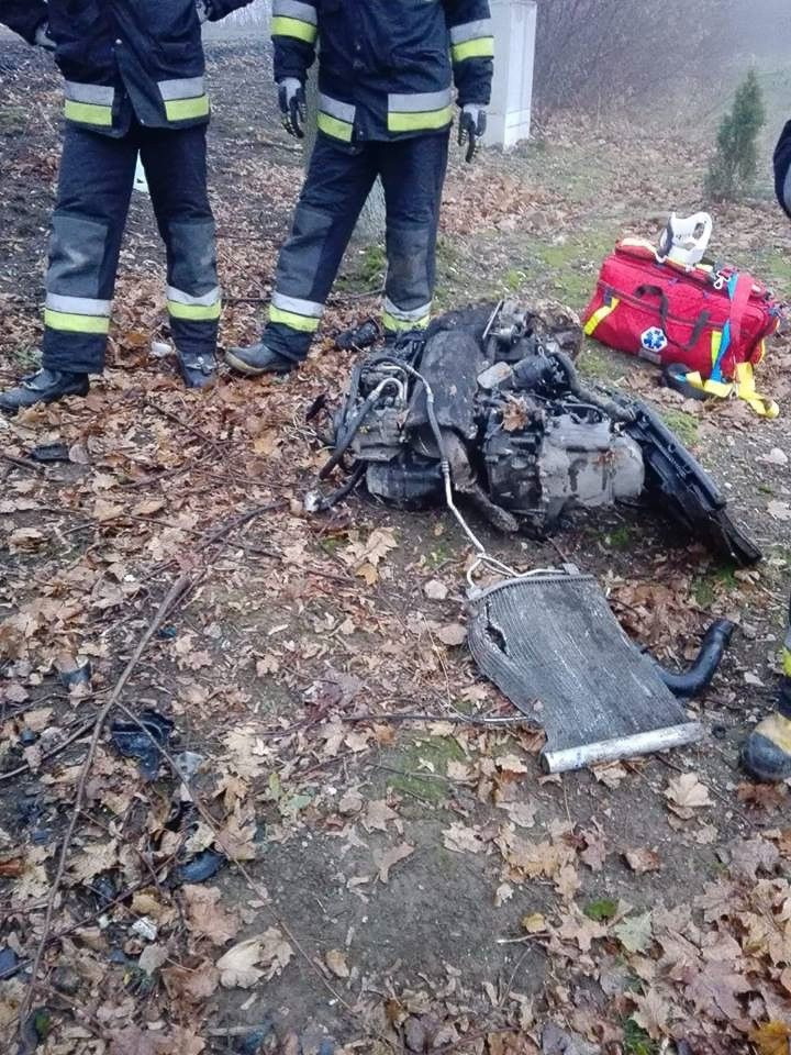 Wypadek w Ocicach. 19-letni kierowca citroena wjechał w drzewo