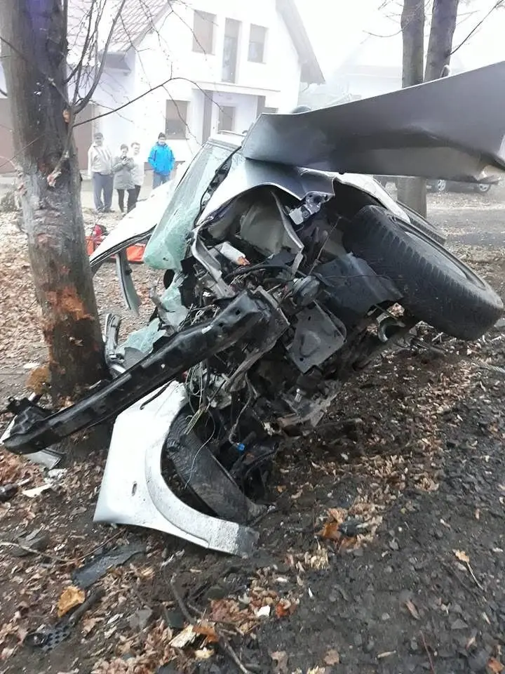 Wypadek w Ocicach. 19-letni kierowca citroena wjechał w drzewo