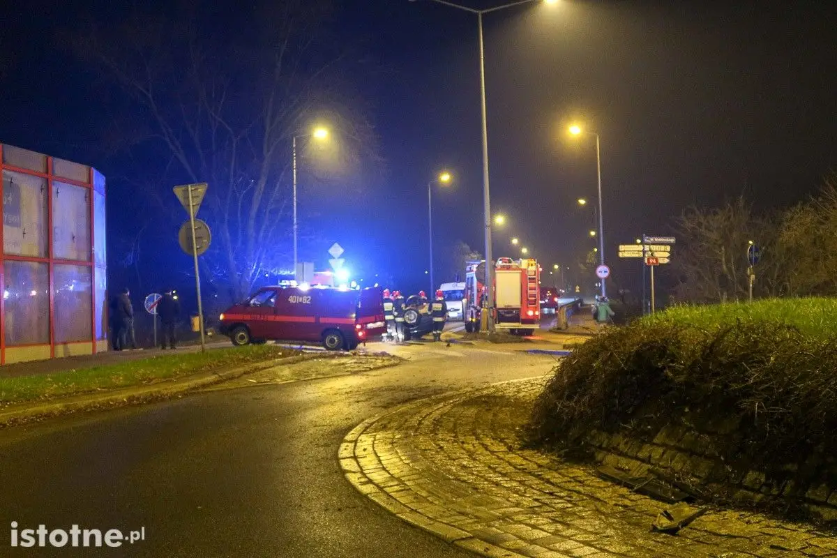 Dachowanie BMW przy rondzie na Zgorzeleckiej