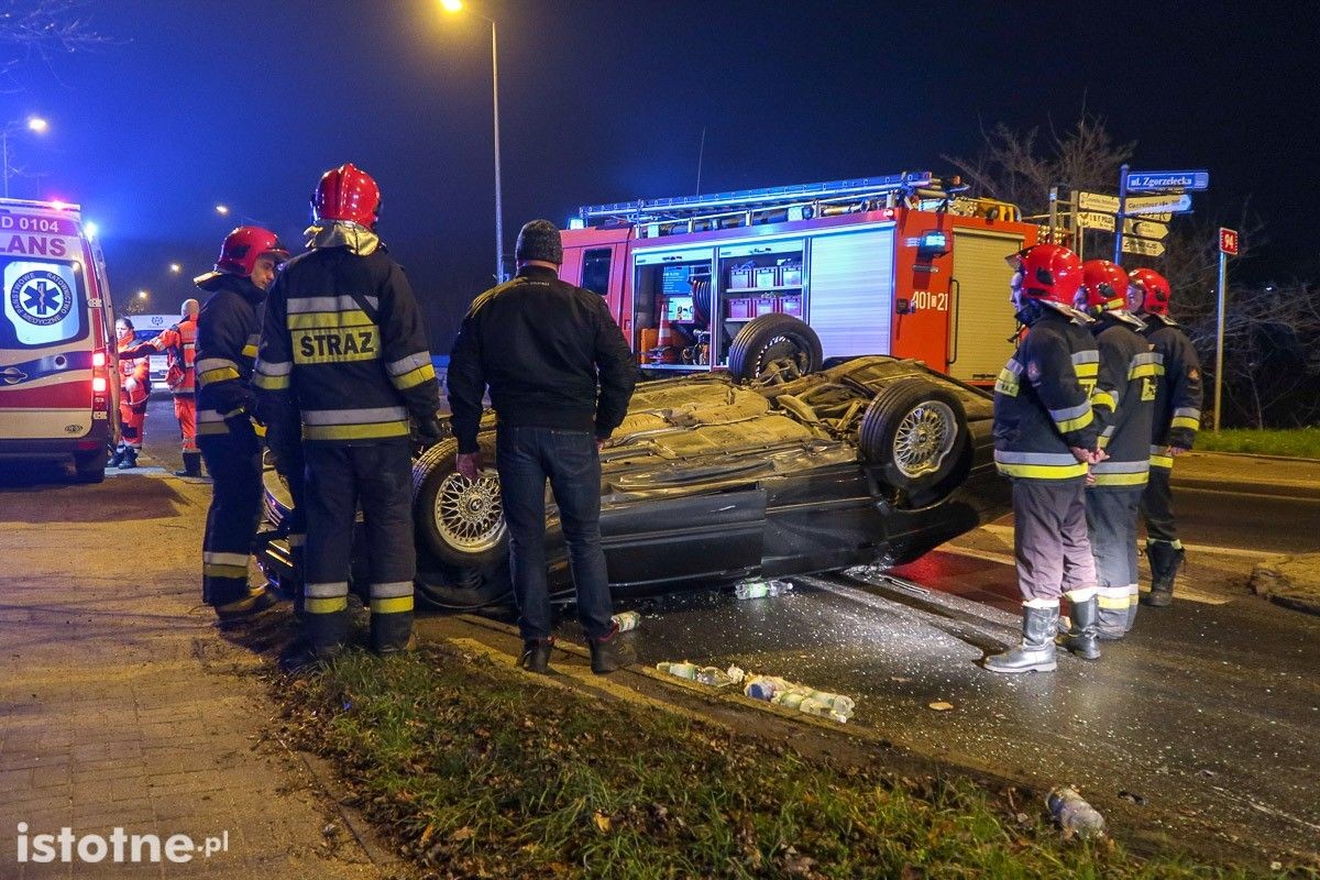 Dachowanie BMW przy rondzie na Zgorzeleckiej