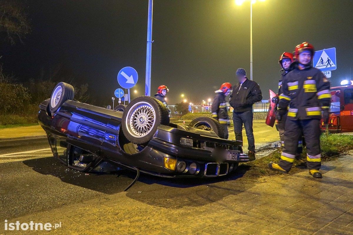 Dachowanie BMW przy rondzie na Zgorzeleckiej