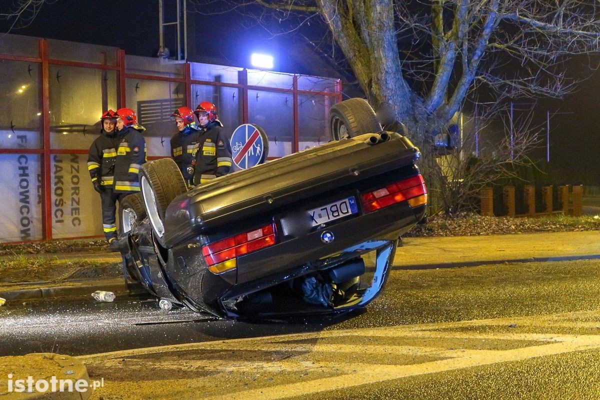 Dachowanie BMW przy rondzie na Zgorzeleckiej
