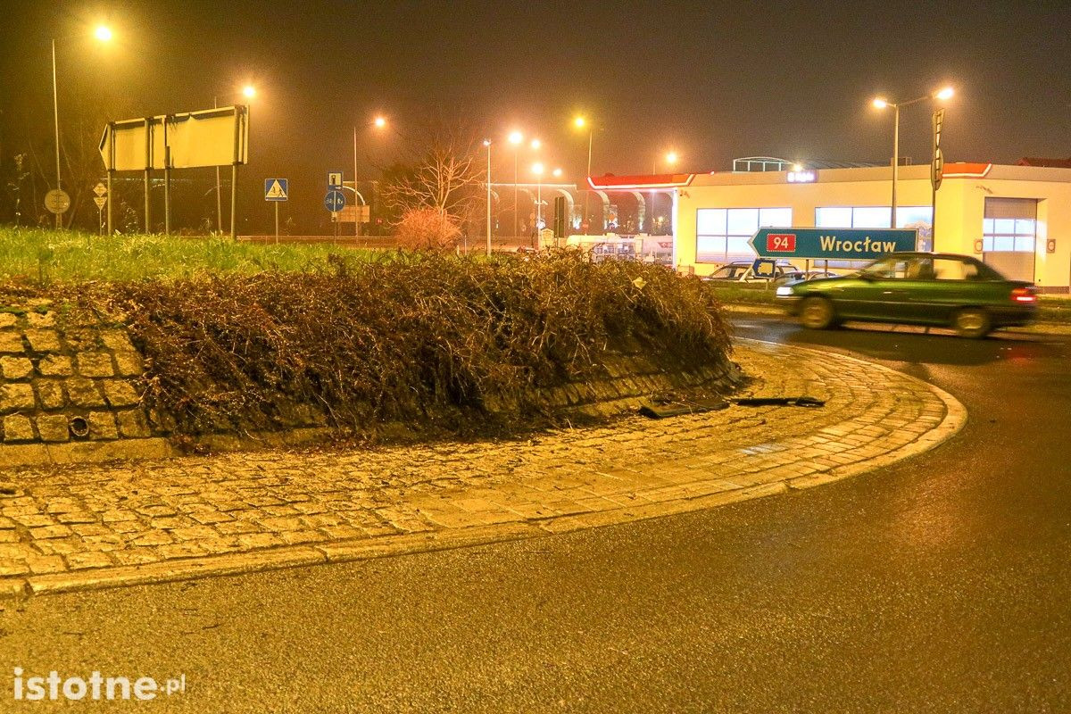 Dachowanie BMW przy rondzie na Zgorzeleckiej