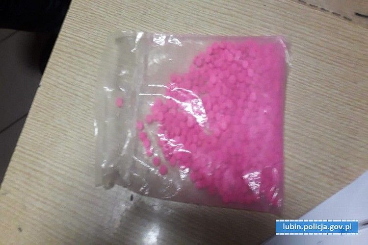 Wpadli z dużą ilością amfy i ecstasy i z nielegalną bronią