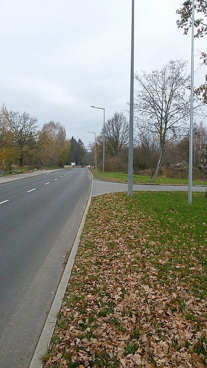 Brak chodnika i przejścia dla pieszych koło Carrefoura przy Śluzowej w Bolesławcu