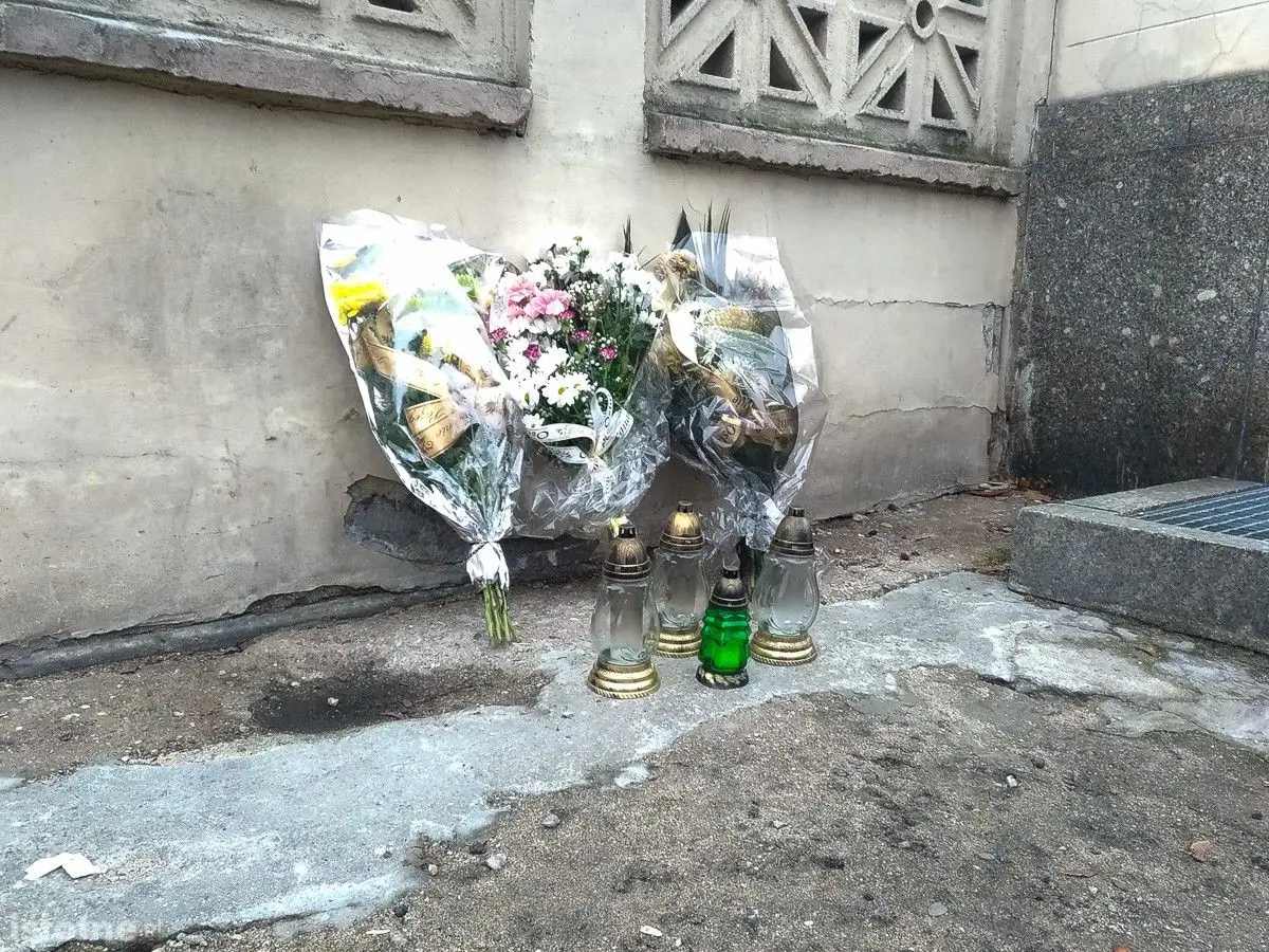 Zniczami i kwiatami uczcili pamięć… budki z fast foodem