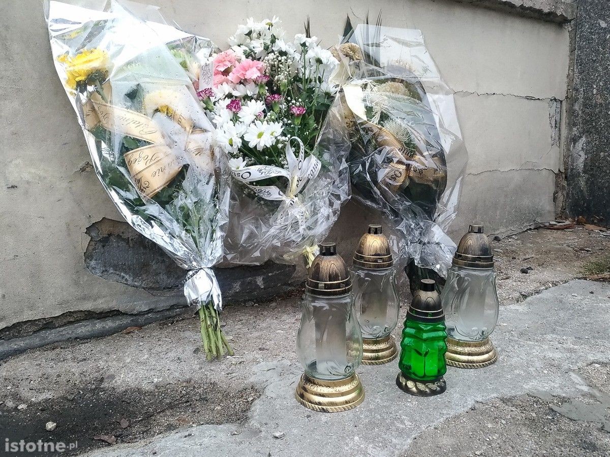 Zniczami i kwiatami uczcili pamięć… budki z fast foodem