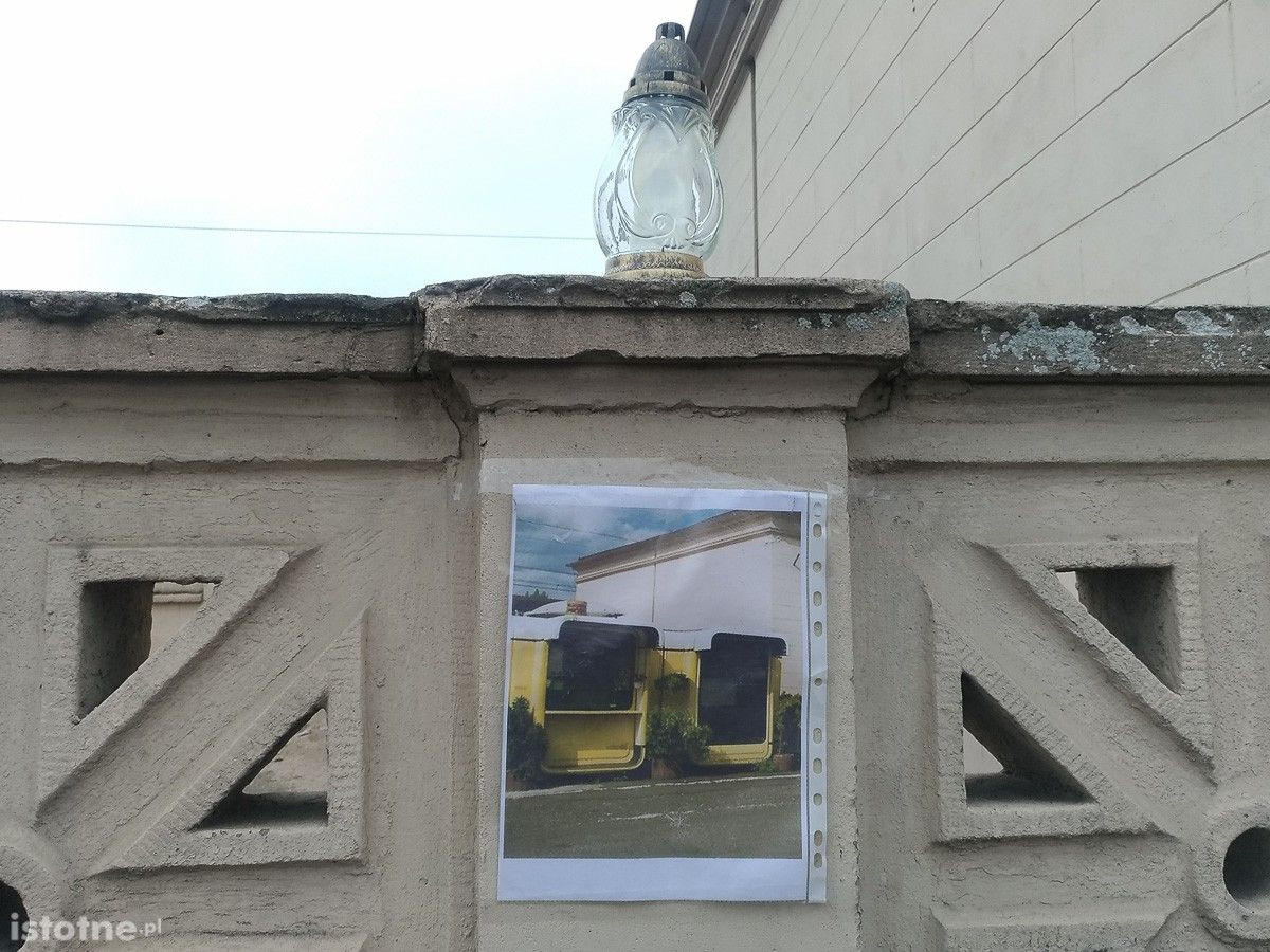 Zniczami i kwiatami uczcili pamięć… budki z fast foodem