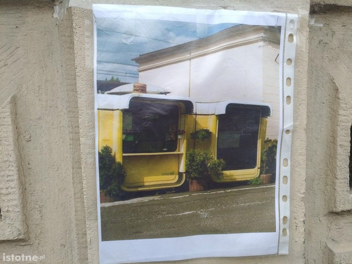 Zniczami i kwiatami uczcili pamięć… budki z fast foodem