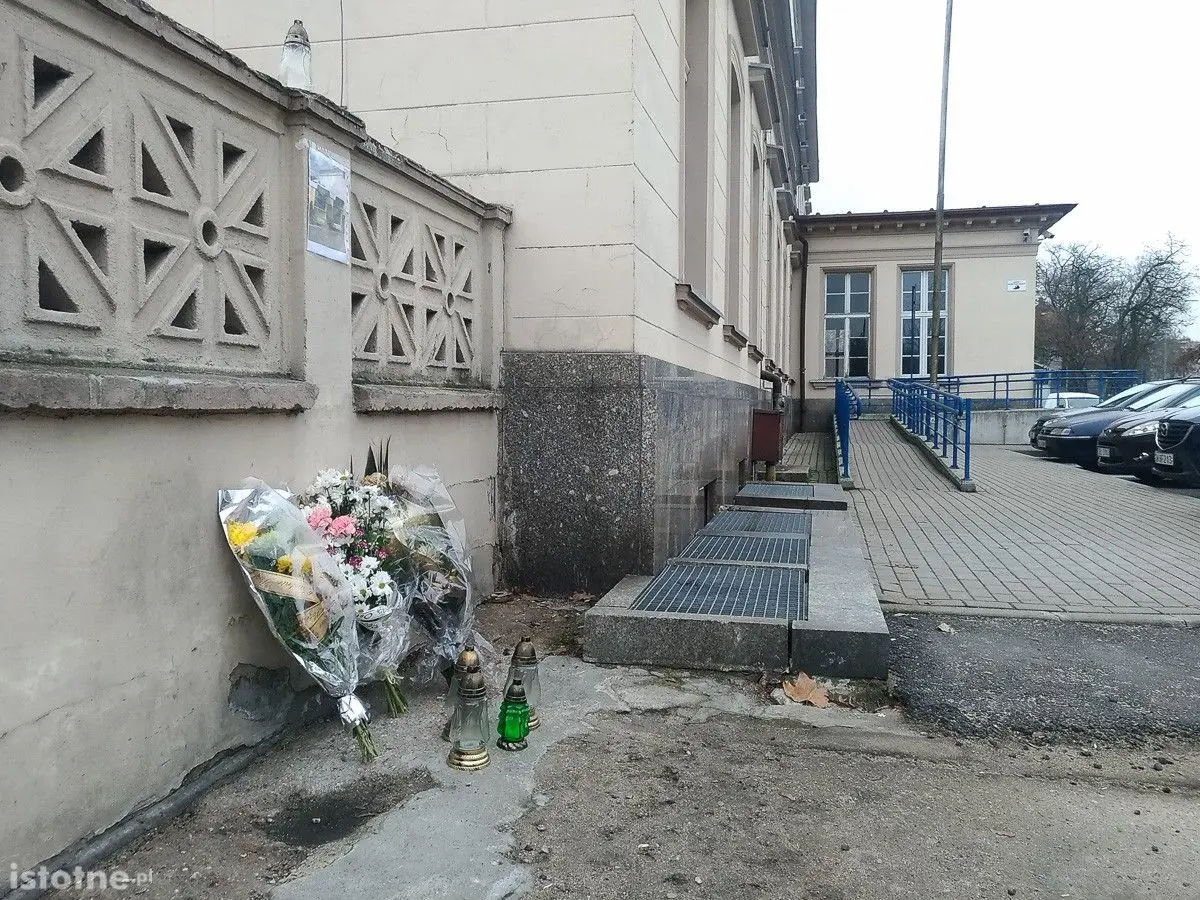 Zniczami i kwiatami uczcili pamięć… budki z fast foodem