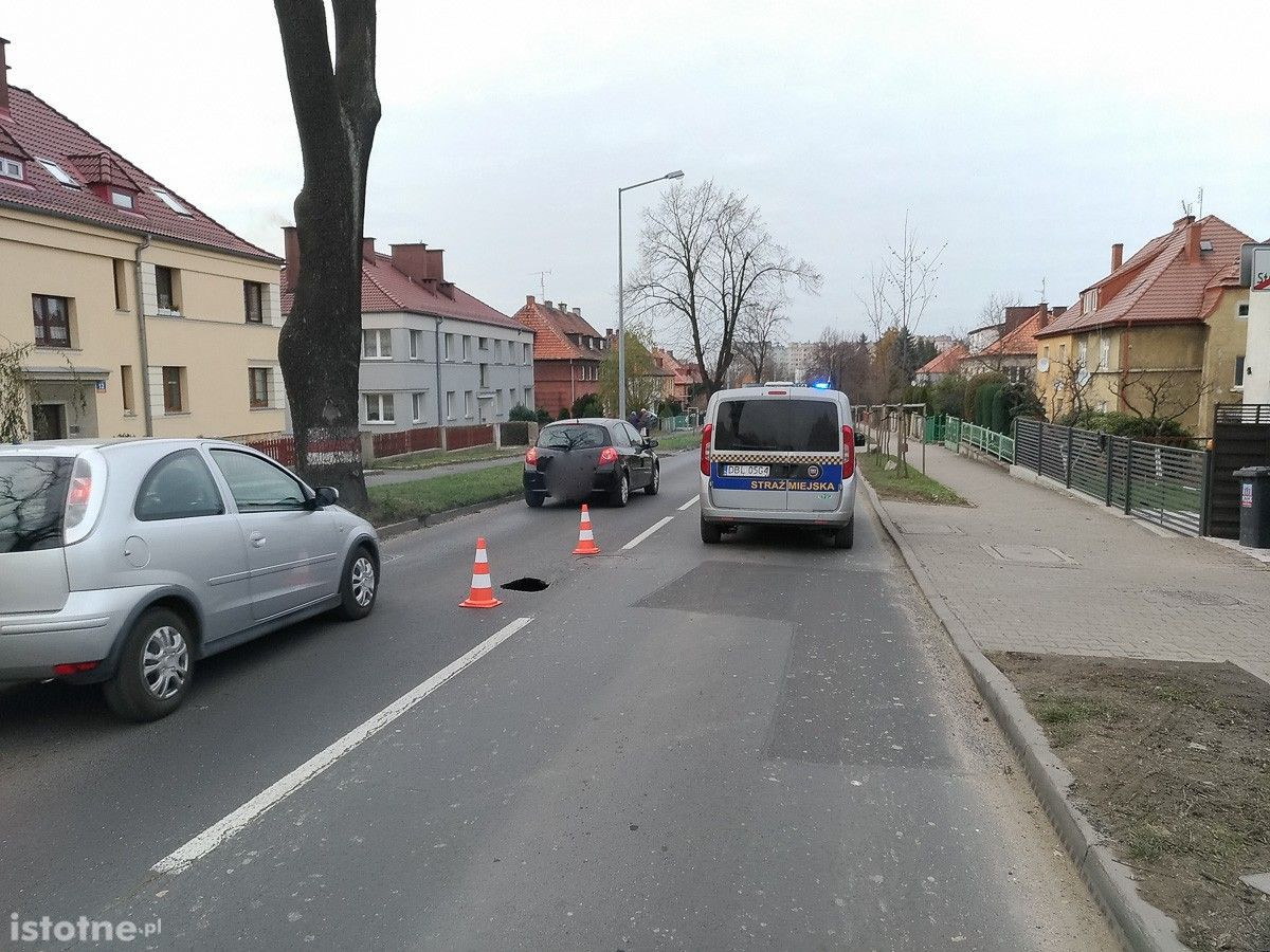 Zapadł się asfalt na Kosiby! Uważajcie