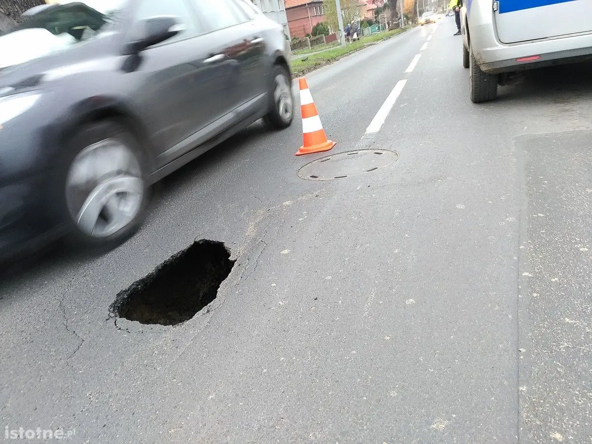 Zapadł się asfalt na Kosiby! Uważajcie