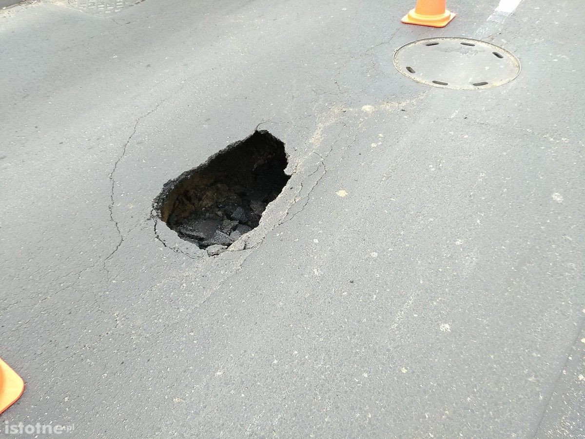 Zapadł się asfalt na Kosiby! Uważajcie