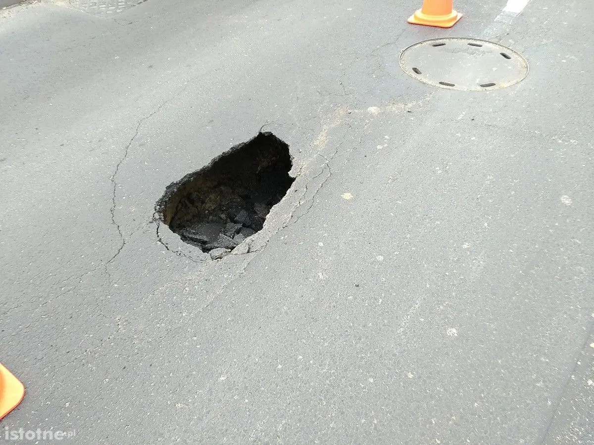 Zapadł się asfalt na Kosiby! Uważajcie