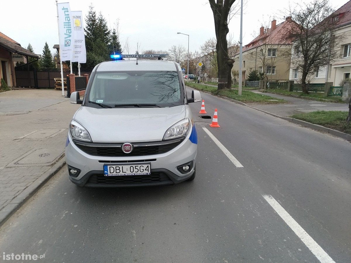 Zapadł się asfalt na Kosiby! Uważajcie