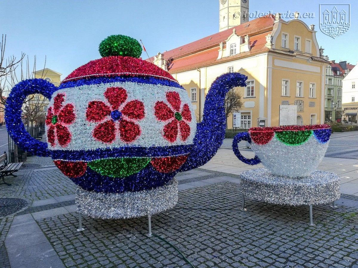 Choinka i filiżanka na bolesławieckim Rynku