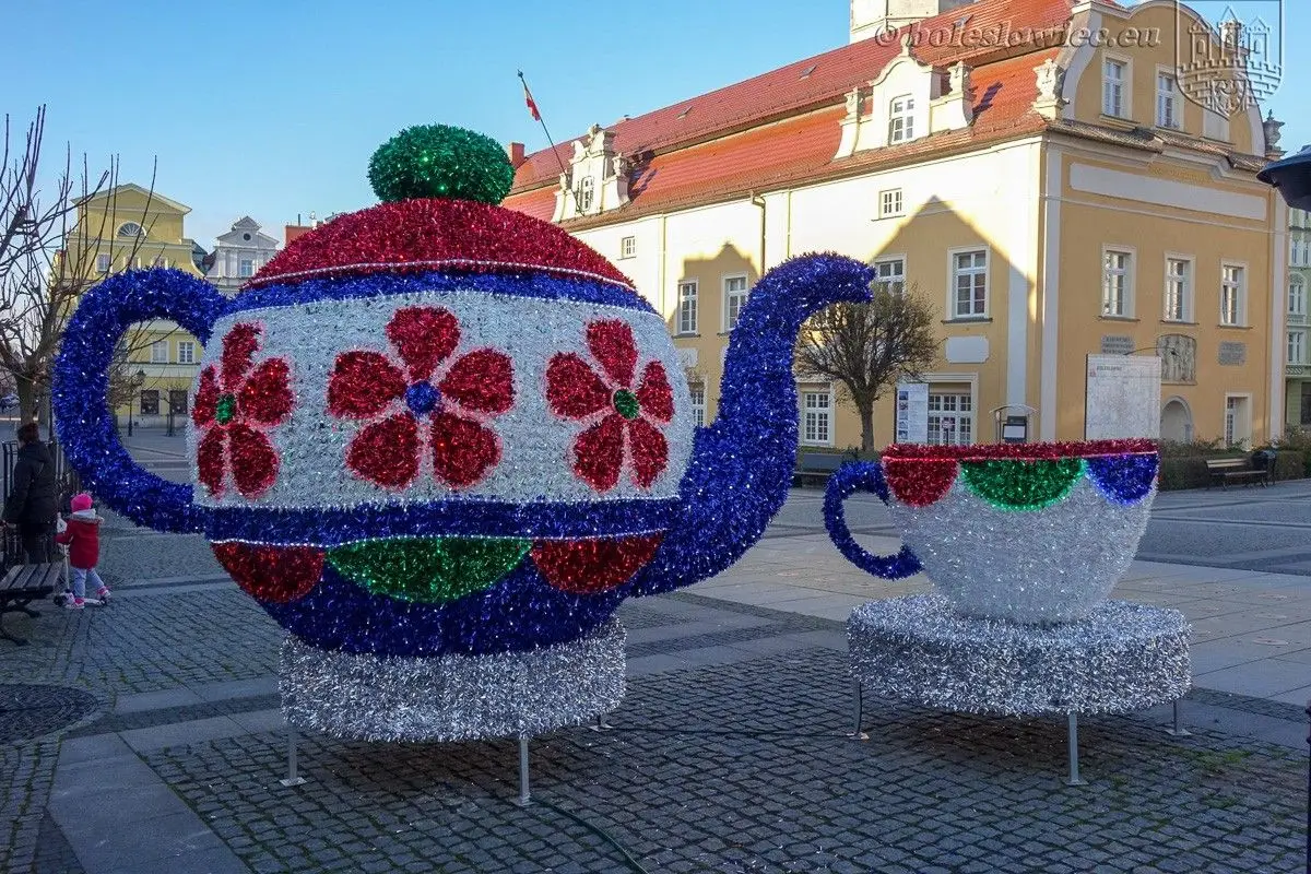 Choinka i filiżanka na bolesławieckim Rynku