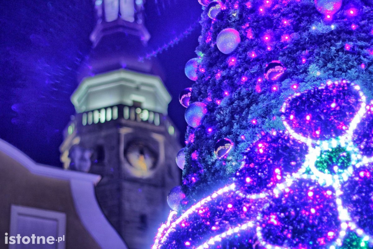 Świąteczne dekoracje w bolesławieckim rynku