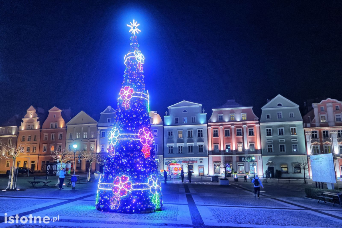 Świąteczne dekoracje w bolesławieckim rynku