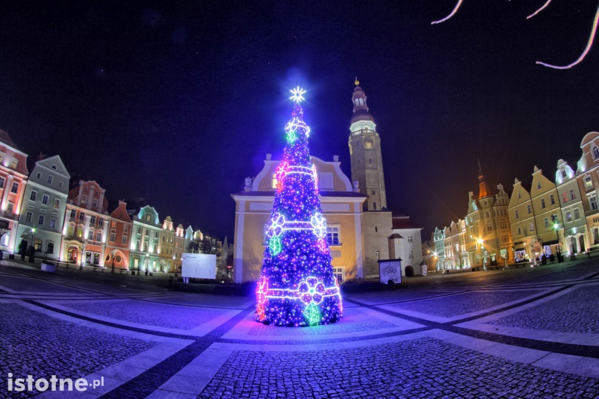 Świąteczne dekoracje w bolesławieckim rynku