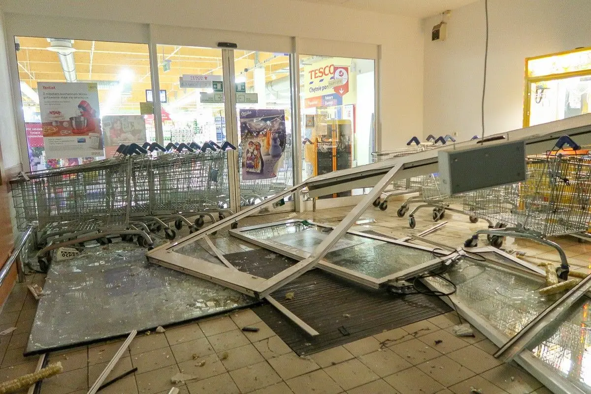W szklane, rozsuwane drzwi w Tesco wjechało auto osobowe