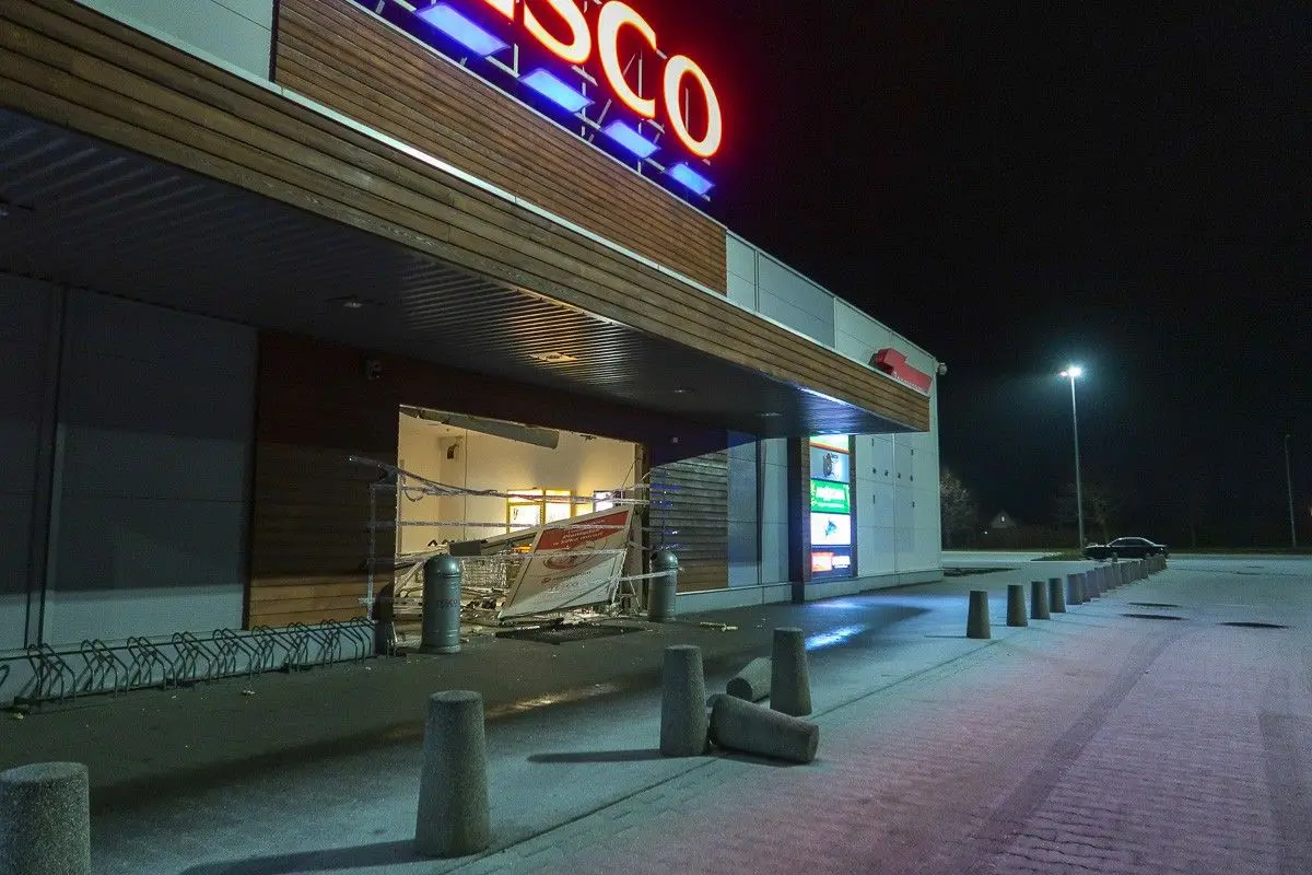 W szklane, rozsuwane drzwi w Tesco wjechało auto osobowe