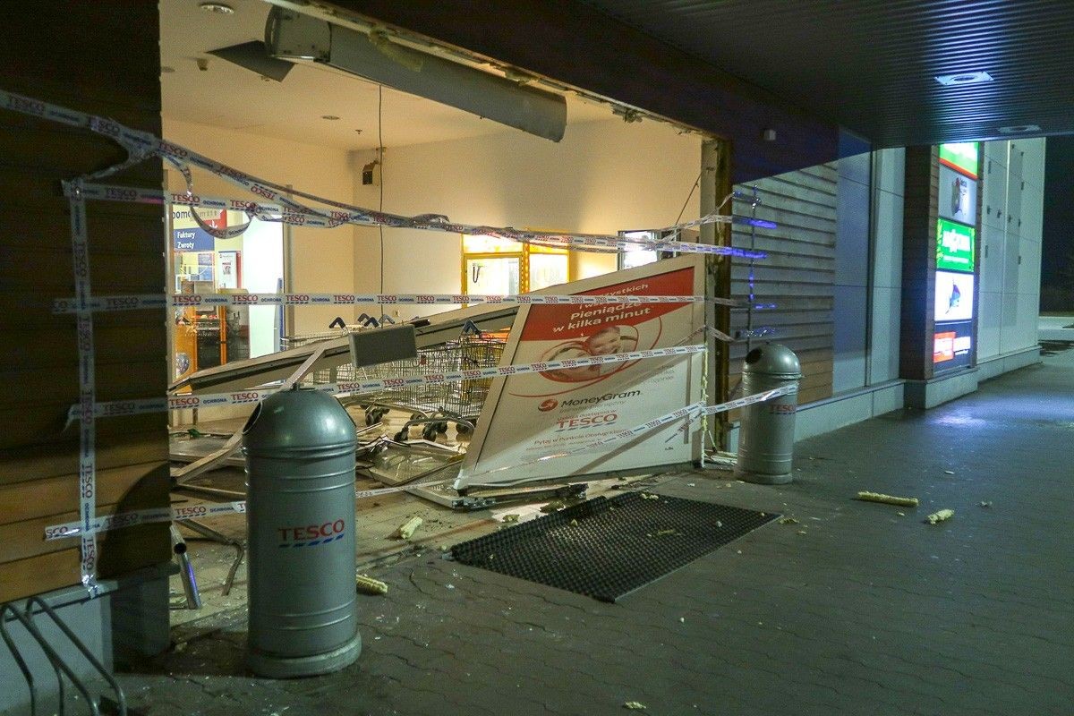 W szklane, rozsuwane drzwi w Tesco wjechało auto osobowe