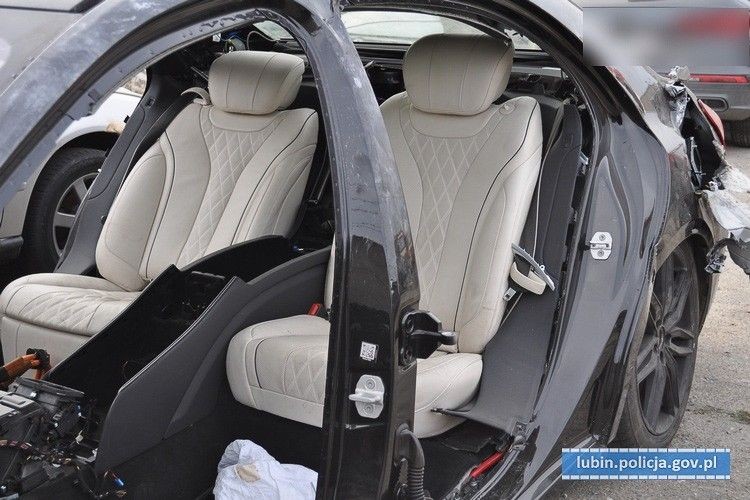 Policja zlikwidowała dziuplę z luksusowymi autami kradzionymi za granicą