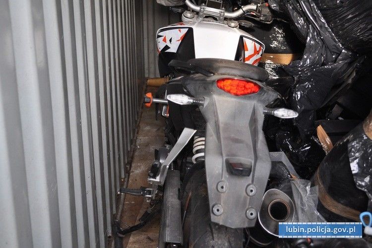 Policja zlikwidowała dziuplę z luksusowymi autami kradzionymi za granicą