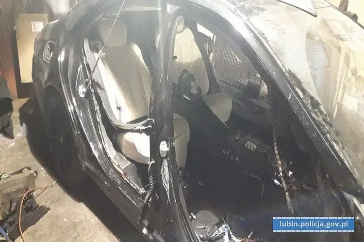 Policja zlikwidowała dziuplę z luksusowymi autami kradzionymi za granicą